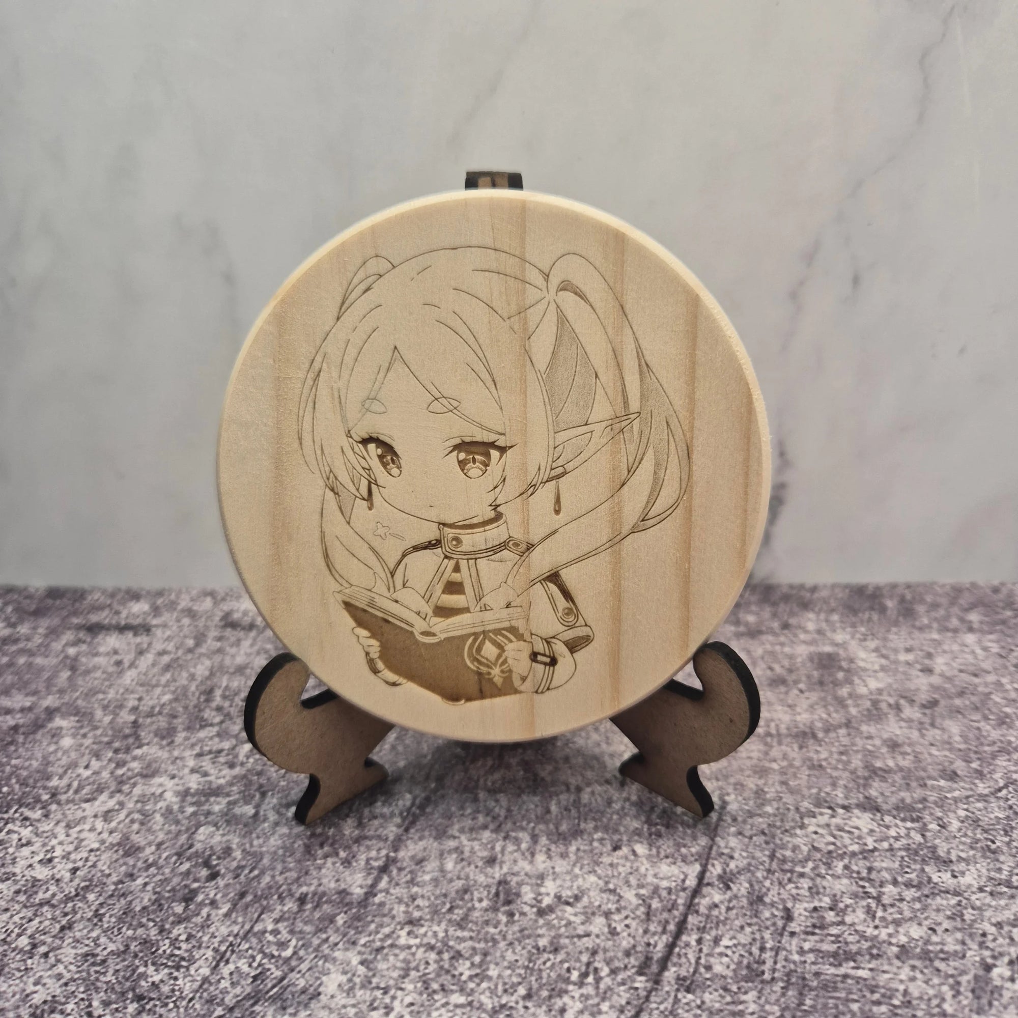 Chibi Frieren with Grimoire Wooden Coaster – Beyond Journey’s End